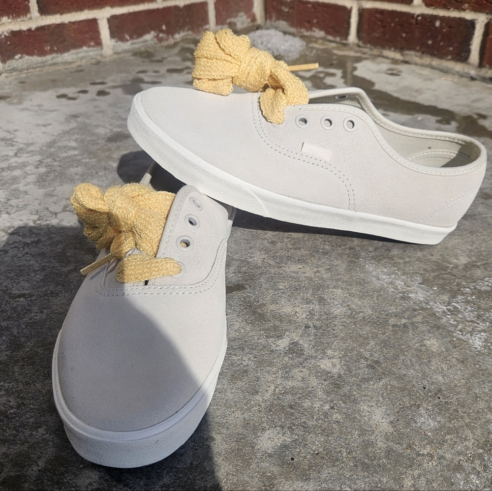 NWT Unisex Vans Shoes